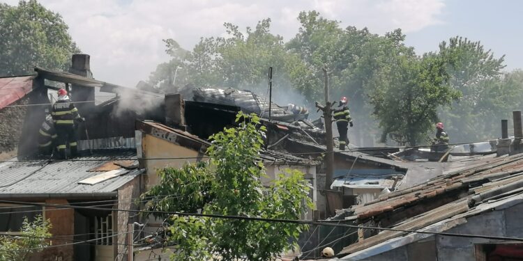 Video: Incendiu care a afectat mai multe locuințe