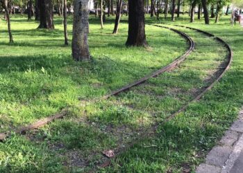 De luni nu vom mai vedea tramvaie prin municipiul Brăila timp de cel puțin 7 luni. Vor începe lucrările de modernizare pe calea de rulare tramvai din Parcul  Monument