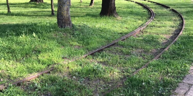 De luni nu vom mai vedea tramvaie prin municipiul Brăila timp de cel puțin 7 luni. Vor începe lucrările de modernizare pe calea de rulare tramvai din Parcul  Monument