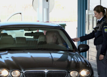 În ce condiții o persoană fizică poate ieși/intra din/în România conducând un autovehicul înmatriculat pe numele altei persoane fizice sau juridice