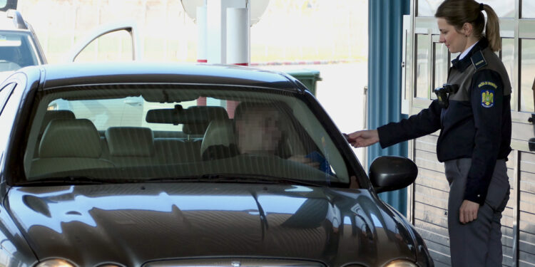 În ce condiții o persoană fizică poate ieși/intra din/în România conducând un autovehicul înmatriculat pe numele altei persoane fizice sau juridice