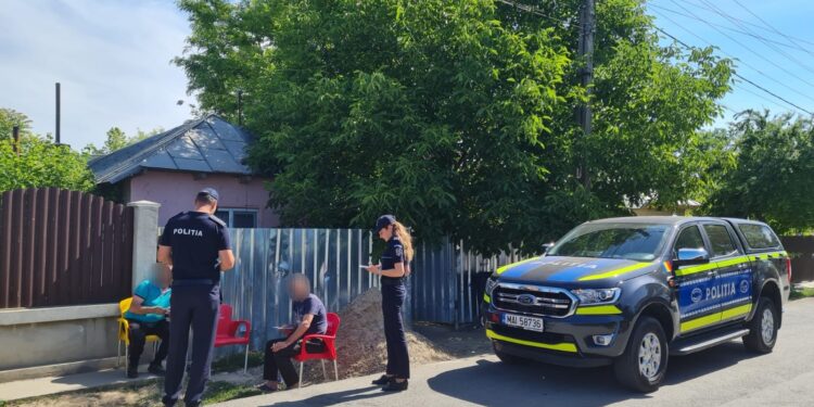 Polițiștii din cadrul Biroului pentru Protecția Animalelor au desfășurat, pe raza localității Tichilești, o acțiune de informare a cetățenilor cu privire la obligațiile ce le revin în calitate de deținători de animale de companie