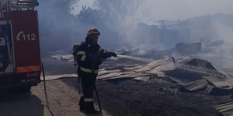 Intervenții ale pompierilor brăileni la trei incendii pe raza județului