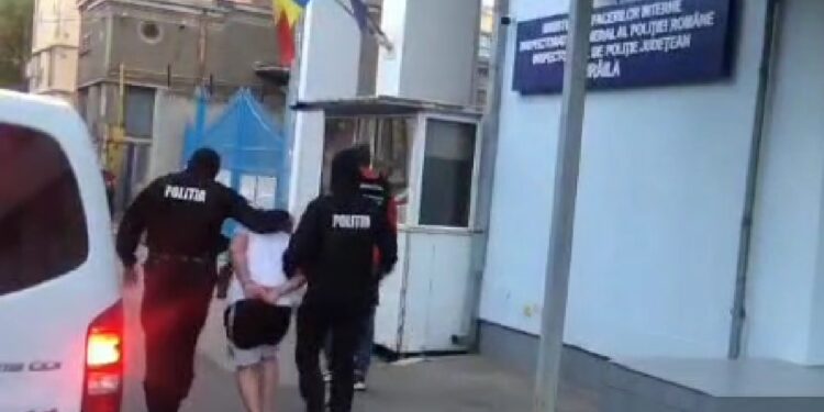 Video: Căutat internațional pentru o condamnare de tentativă de omor, găsit de polițiștii brăileni după ce a înșelat două femei prin metoda ”accidentul”