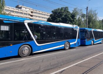 Cinci autobuze electrice au sosit ieri la Brăila. Autobuzul venit la sfârșitul lunii mai a intrat de ieri pe traseu