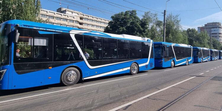 Cinci autobuze electrice au sosit ieri la Brăila. Autobuzul venit la sfârșitul lunii mai a intrat de ieri pe traseu