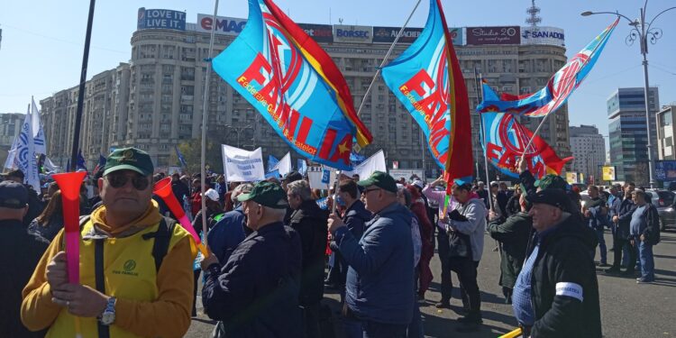 Constructorii protestează împotriva unui guvern care își încalcă propriile angajamente