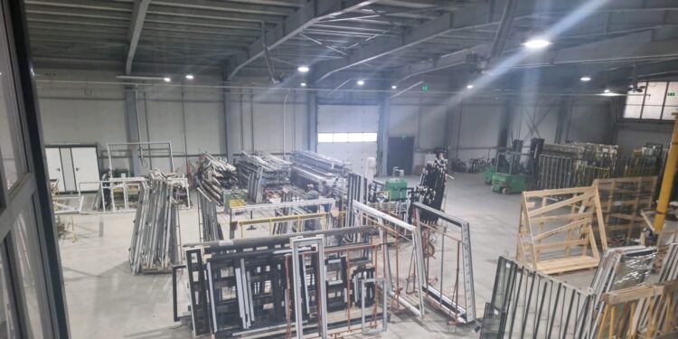O firmă din Brăila, având ca obiect de activitate „Fabricarea articolelor din material plastic pentru construcții”, amendată de comisarii gărzii de Mediu