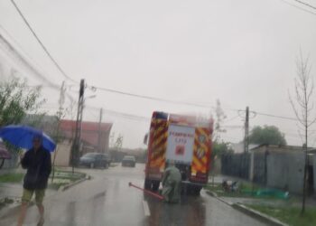 Străzi și curți din municipiul Brăila inundate în urma precipitațiilor  de astăzi