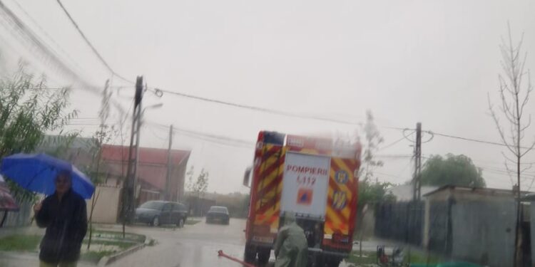 Străzi și curți din municipiul Brăila inundate în urma precipitațiilor  de astăzi