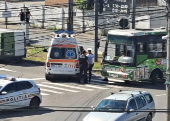 O femeie de 80 de ani a căzut în autobuz după ce șoferul ar fi frânat brusc