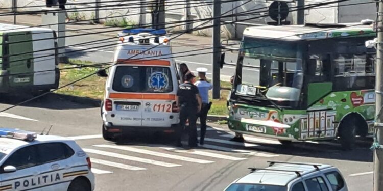 O femeie de 80 de ani a căzut în autobuz după ce șoferul ar fi frânat brusc