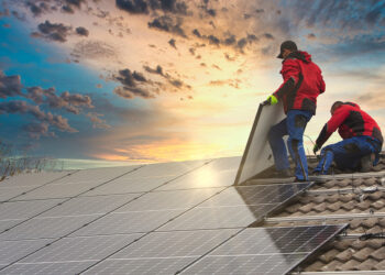 Mai mult de 50% dintre românii care locuiesc la case sunt interesați să achiziționeze un sistem fotovoltaic anul acesta de la un furnizor de energie