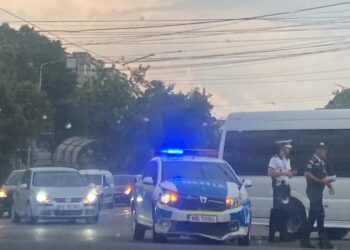 Autospecială a Poliției implicată într-un accident rutier în zona Pieței Halelor