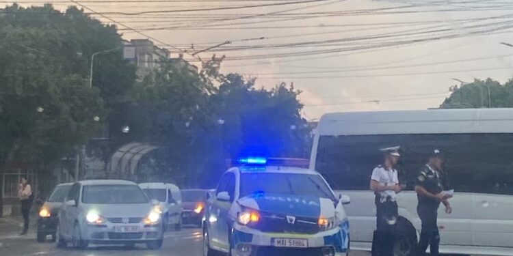 Autospecială a Poliției implicată într-un accident rutier în zona Pieței Halelor