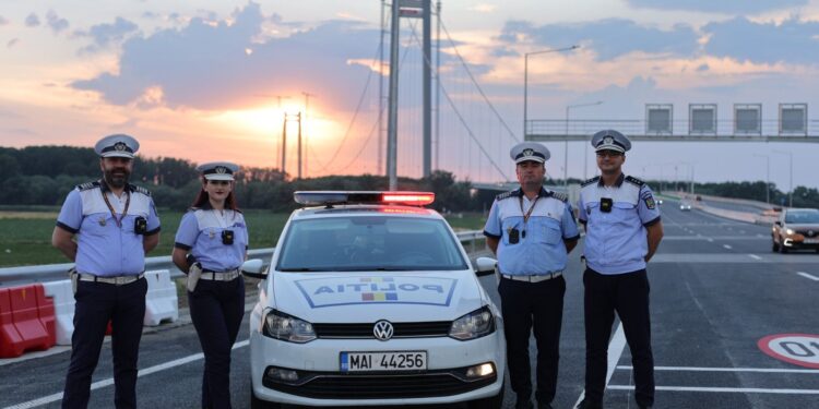 Recomandări ale polițiștilor privind circulația în siguranță pe podul suspendat