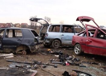 Mașini dezafectate găsite pe terenul unui bărbat din Ianca, care nu deține vreo societate specializată de dezmembrări auto