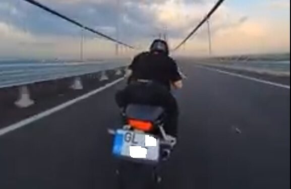 Un motociclist a vrut să testeze podul suspendat și a dat nas în nas cu polițiștii