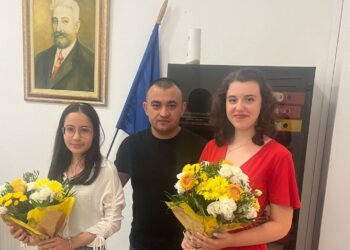 Din indemnizația sa de parlamentar, deputatul Alexandru Popa a premiat absolventele cu media 10 la Bacalaureat