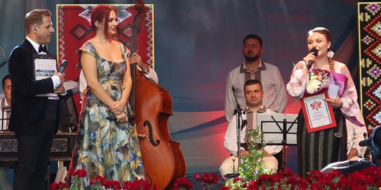 Alexandra Diana Dan, reprezentanta a zonei etnofolclorice Bucovina, este câştigătoarea marelui trofeu  al  Festivalului Internațional de folclor Cântecul de dragoste de-a lungul Dunării