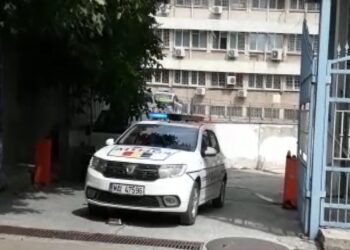 Bărbat de 51 de ani arestat preventiv după ce a sustras două brățări de aur expuse în vitrina unei case de amanet