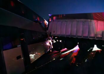 FOTO+VIDEO: Accident cu 21 de victime pe DE 584, între localitățile Bărăganul și Însurăței. Șoferul unui autocar a intrat într-o semiremorcă aflată pe partea carosabilă