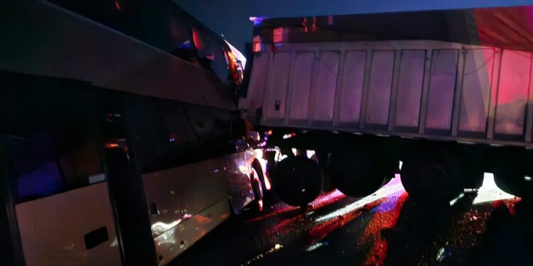 FOTO+VIDEO: Accident cu 21 de victime pe DE 584, între localitățile Bărăganul și Însurăței. Șoferul unui autocar a intrat într-o semiremorcă aflată pe partea carosabilă