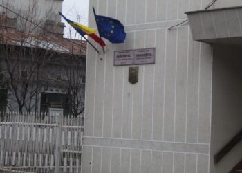 Arestat la domiciliu după ce, având fața acoperită cu o cagulă și o mască, l-ar fi deposedat de telefon pe un minor de 13 ani