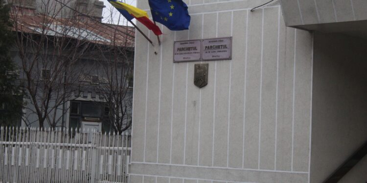 Arestat la domiciliu după ce, având fața acoperită cu o cagulă și o mască, l-ar fi deposedat de telefon pe un minor de 13 ani