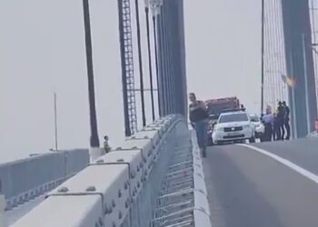 Un bărbat de 21 de ani a amenințat că vrea să se arunce de pe Podul Suspendat peste Dunăre. A fost convins de negociatorul IPJ să renunțe