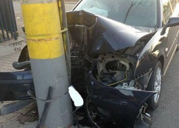 A vrut să evite impactul cu un autoturism, care a intrat în intersecție fără să se asigure, și a intrat într-un stâlp