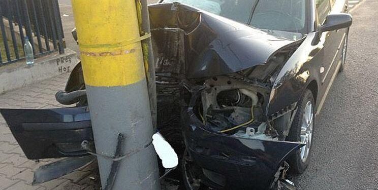 A vrut să evite impactul cu un autoturism, care a intrat în intersecție fără să se asigure, și a intrat într-un stâlp