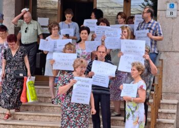 Protest spontan al angajaților Agenției Județene pentru Plăți și Inspecție Socială (AJPIS) Brăila. Aceștia sunt nemulțumiți de prevederile ordonanței care vizează reducerea cheltuielilor din sectorul bugetar