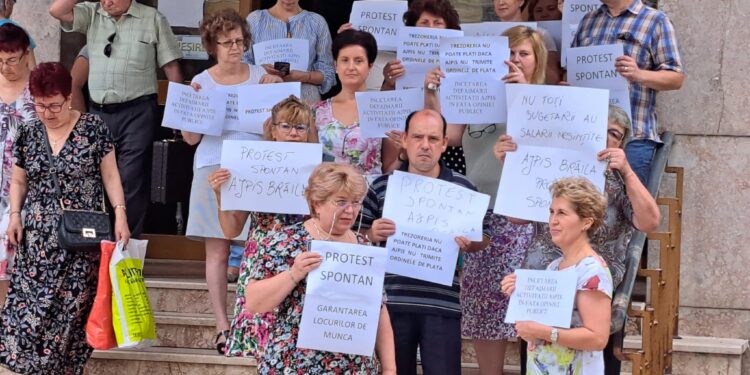 Protest spontan al angajaților Agenției Județene pentru Plăți și Inspecție Socială (AJPIS) Brăila. Aceștia sunt nemulțumiți de prevederile ordonanței care vizează reducerea cheltuielilor din sectorul bugetar