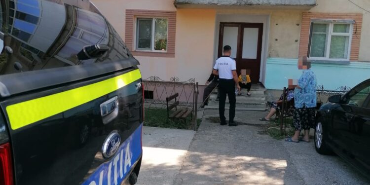 Acțiune de informare a cetățenilor, deținători de animale de companie, desfășurată de polițiști, în comuna Scorțaru Nou