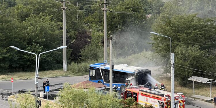 Un autobuz electric a luat foc la capătul traseului 2, în Vidin