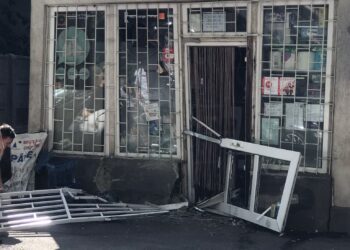 Accident pe strada Hipodrom.  A intrat într-un alt autoturism pe care l-a proiectat în ușa unui magazin