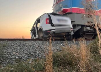 Trafic feroviar blocat în urma unui accident. O mașină lovită de un tren marfar care circula pe ruta Buzău-Galați. Trei persoane decedate