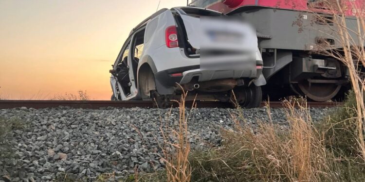 Trafic feroviar blocat în urma unui accident. O mașină lovită de un tren marfar care circula pe ruta Buzău-Galați. Trei persoane decedate