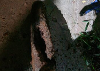 Proiectil exploziv calibru 100 mm descoperit într-o curte din Ianca