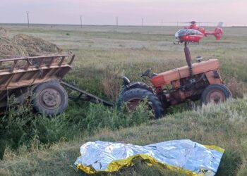 Bărbat decedat sub remorca unui tractor care s-a răsturnat într-un canal de irigații