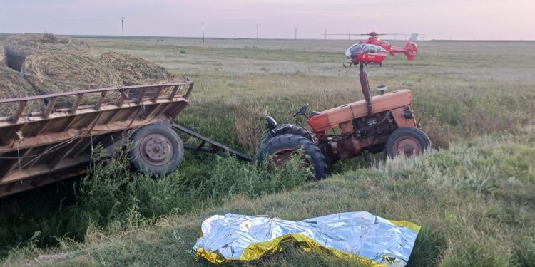 Bărbat decedat sub remorca unui tractor care s-a răsturnat într-un canal de irigații