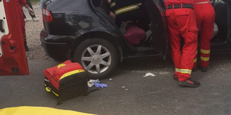 Accident cu două persoane rănite, în localitatea Șendreni