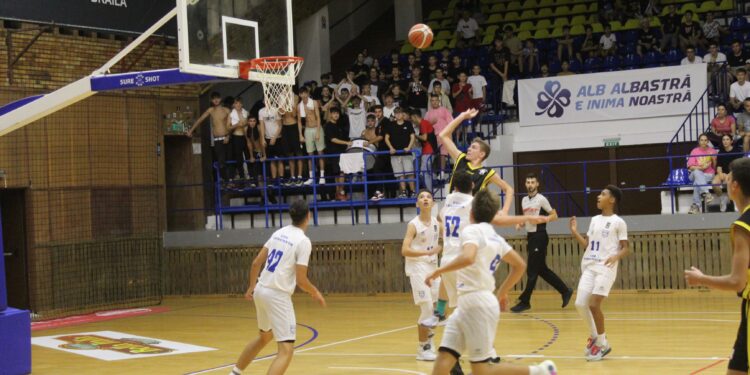 Spectacol în teren și în tribune la turneul de baschet U15. Cuza Pirates Brăila a câștigat toate cele trei meciuri