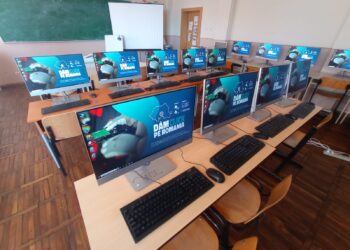 Școlile care au nevoie de calculatoare se pot înscrie până pe 2 octombrie în al doilea apel al programului Dăm Click pe România 2023