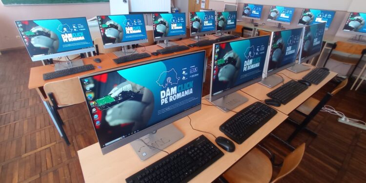 Școlile care au nevoie de calculatoare se pot înscrie până pe 2 octombrie în al doilea apel al programului Dăm Click pe România 2023