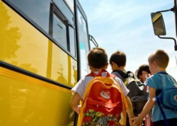 Elevii care fac naveta la școală trebuie să depună ASTĂZI o cerere la unitatea de învățământ, pentru ca să beneficieze de gratuitate pe mijlocul de transport