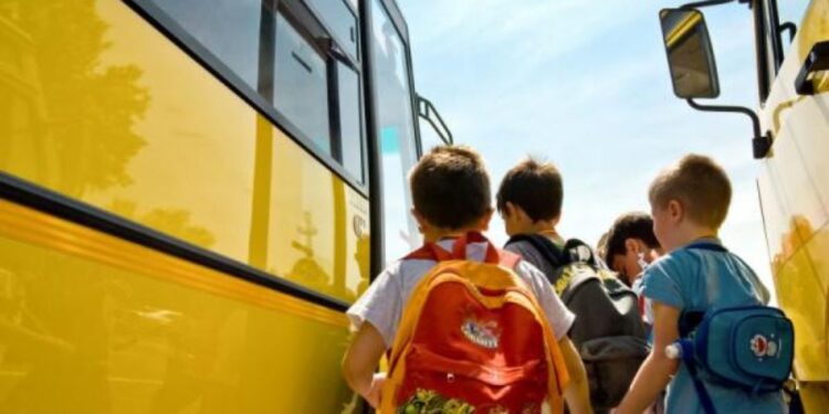 Elevii care fac naveta la școală trebuie să depună ASTĂZI o cerere la unitatea de învățământ, pentru ca să beneficieze de gratuitate pe mijlocul de transport