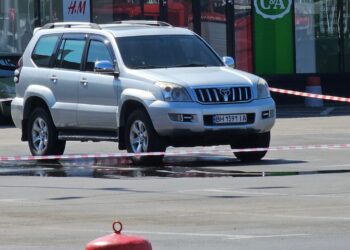 Panică în parcarea de la Carrefour. Scurgeri de GPL dintr-un autoturism înmatriculat în Ucraina