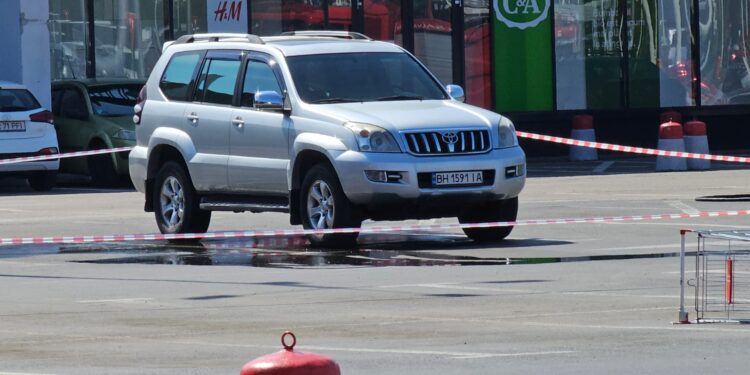 Panică în parcarea de la Carrefour. Scurgeri de GPL dintr-un autoturism înmatriculat în Ucraina